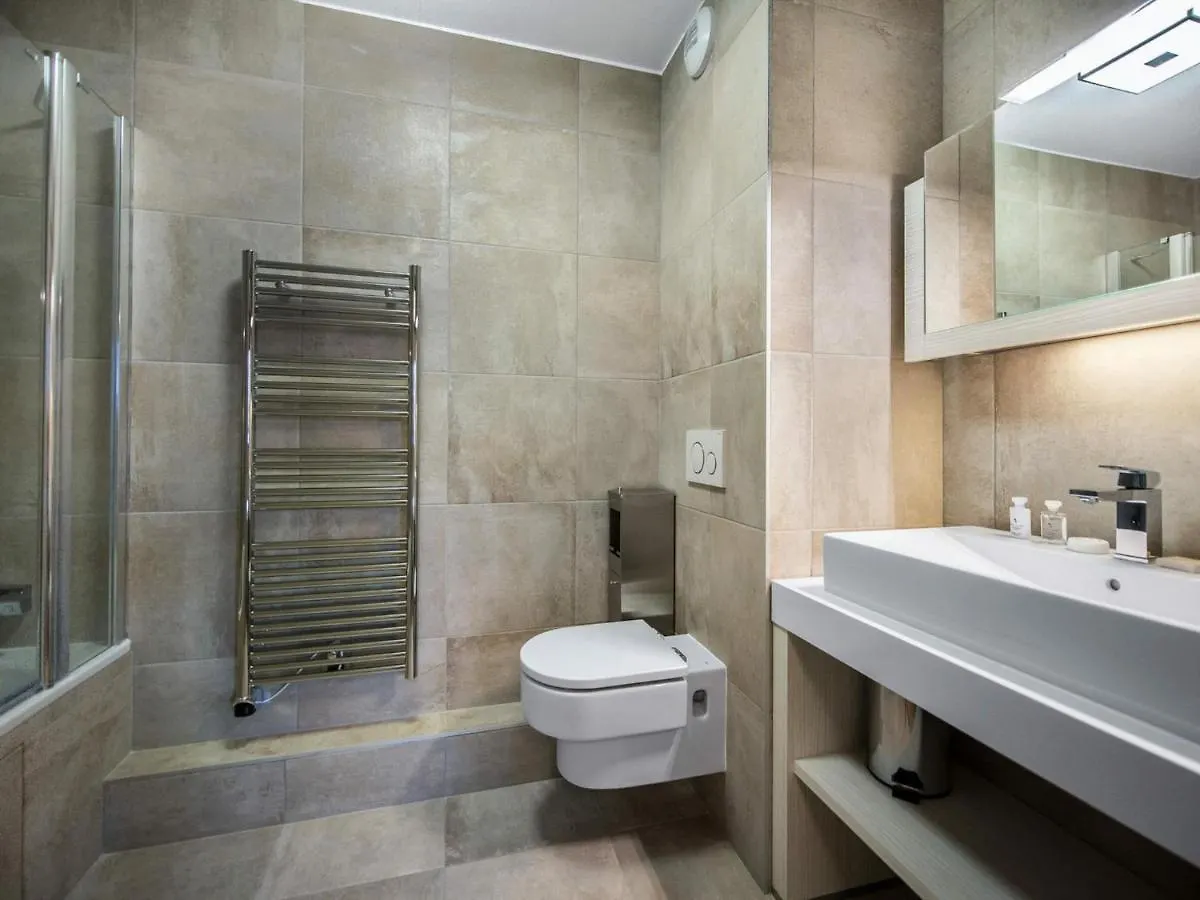 Appartement Neuf Centre Courchevel Village, Proche Commerces Et Pistes, Parking Et Fitness Inclus - Fr-1-562-33 0*,